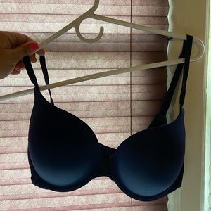 VICTORIAS SECRETS 36C NAVY BRA